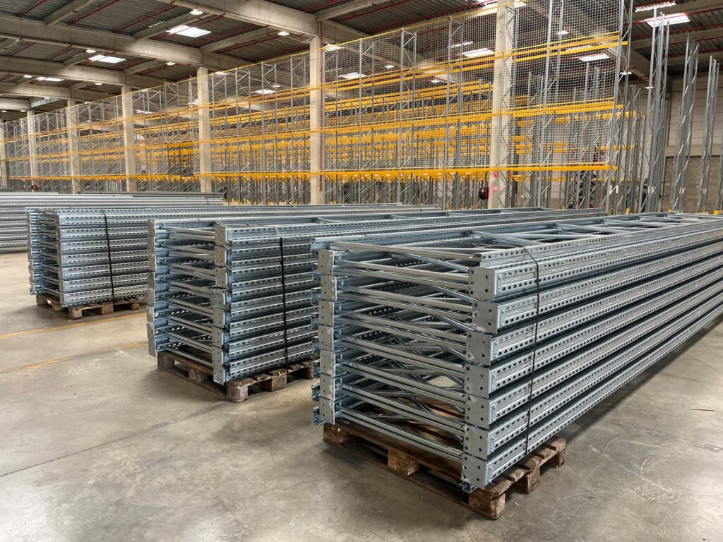 Échelles de racks à palettes démontées et conditionnées sur palettes, prêtes à être évacuées – chantier de rachat en Île-de-France