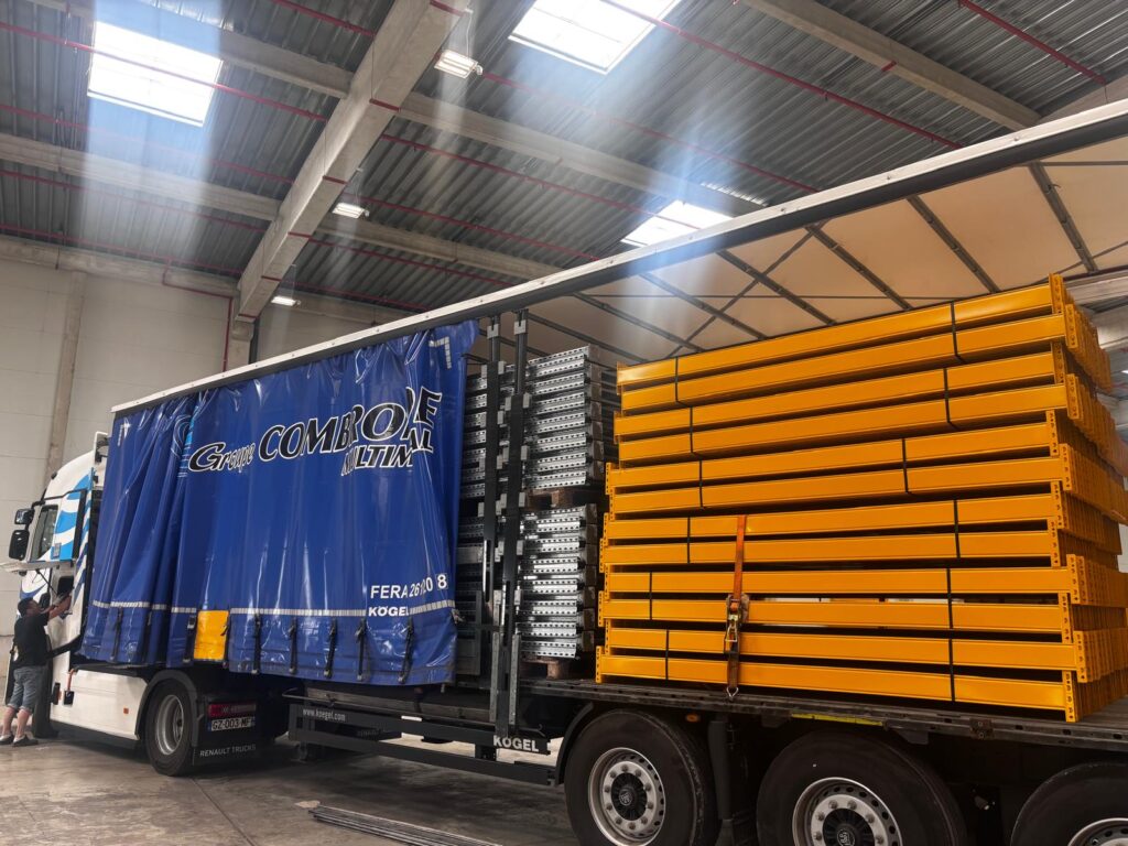 Camion chargé de lisses et échelles de racks à palettes lors de l'évacuation d'un entrepôt logistique en Île-de-France