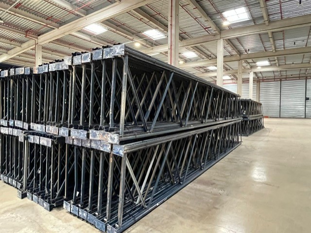 Échelles de racks à palettes conditionnées sur palettes et prêtes à l'évacuation après démontage