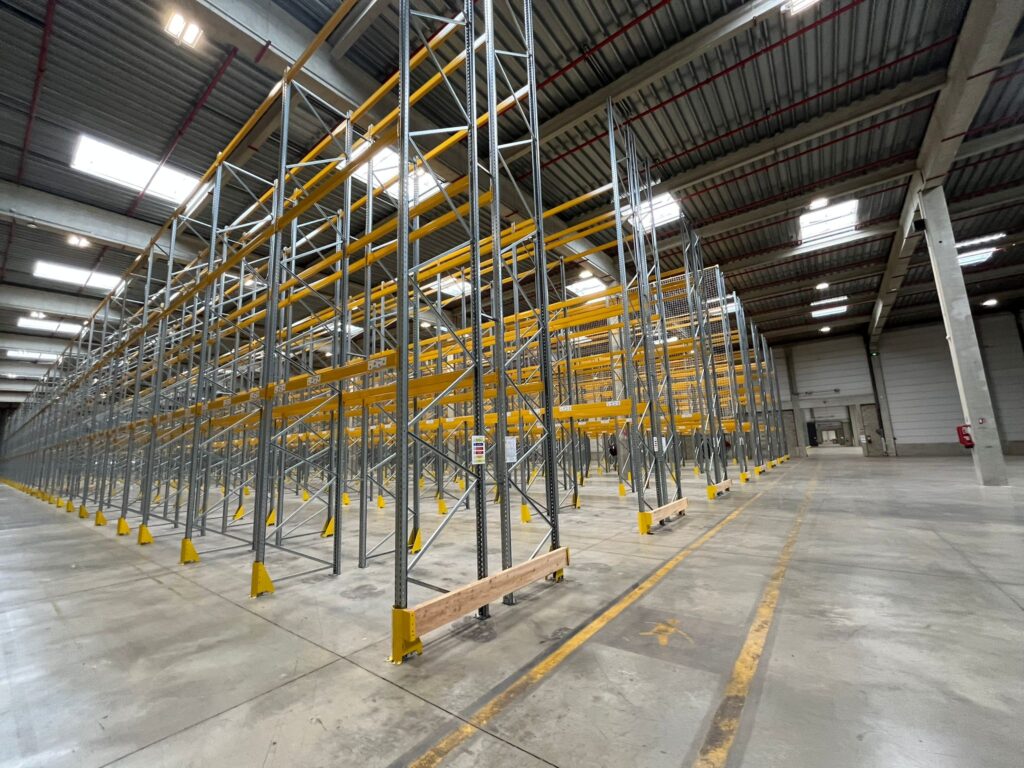Racks à palettes encore montés dans un entrepôt de 30 000 m² en Île-de-France avant intervention de rachat et démontage